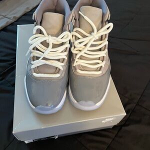 Modern Gray and White Sneakers with Sleek Design